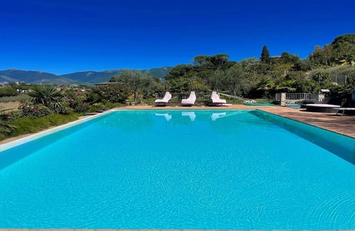 Spoleto Villa | Very pretty Spoleto-poolside-sleeps-20/pool, Jacuzzi, Gardens - views
