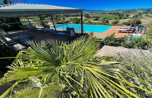 Spoleto Villa | Very pretty Spoleto-poolside-sleeps-20/pool, Jacuzzi, Gardens - views