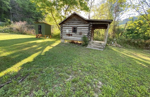 Del Rio Cabin | Very Private Riverfront Cabin 38 miles from Gatlinburg/Pigeon Forge/Sevierville