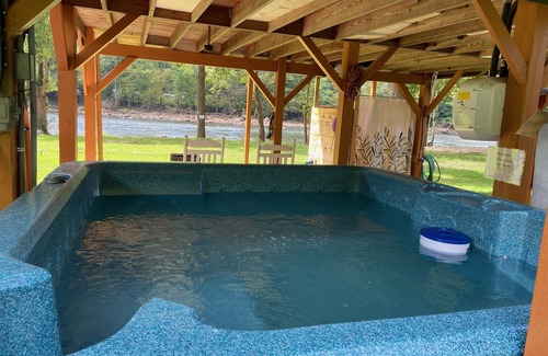 Del Rio Cabin | Very Private Riverfront Cabin 38 miles from Gatlinburg/Pigeon Forge/Sevierville