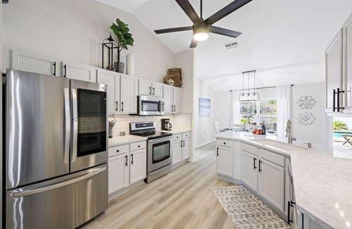 Trafalgar House | Very Private South Facing Pool/Spa Home Close to shopping and dining