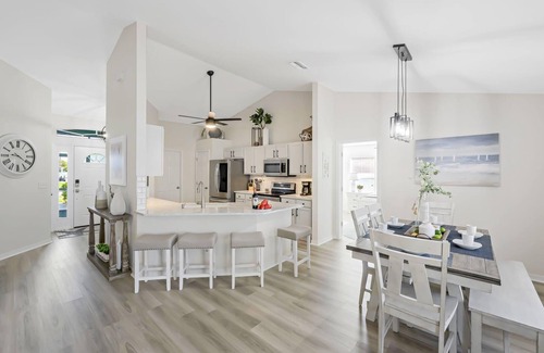 Trafalgar House | Very Private South Facing Pool/Spa Home Close to shopping and dining