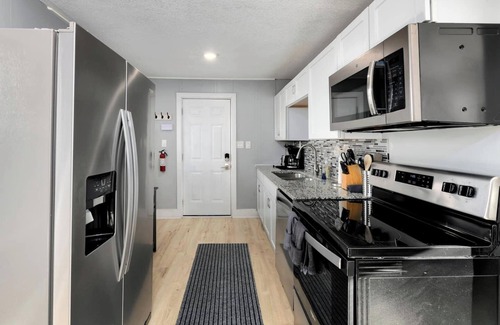 Sugar Creek House | Very Quiet | 15M -> Dntwn | Hidden Gem | 910 Mbps