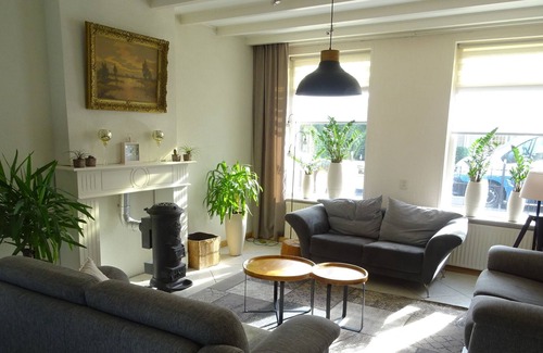 Oud-Vossemeer House | Very spacious holiday home in Zeeland with second living room