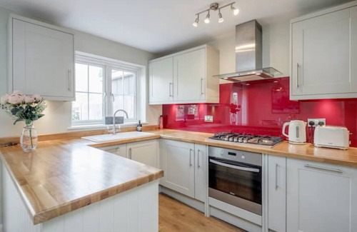 Sunningdale House | Very Stylish 3 Bed Semi Garden Parking Sunningdale