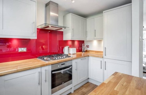 Sunningdale House | Very Stylish 3 Bed Semi Garden Parking Sunningdale
