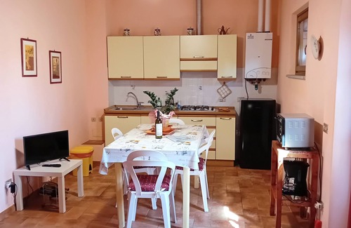 SantʼAndrea di Compito House | Very well located for visiting the region. Parking and owner available.