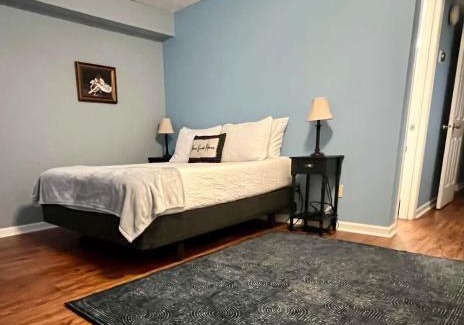 Auburn House | Vet School - Pools Full Kitchen Queen Bed