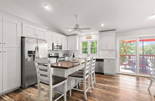 Huddleston House | VETERAN OWNED - DEEP H2O, HUGE HOME, Fire Pit, WiFi, Kayaks/SUP's!
