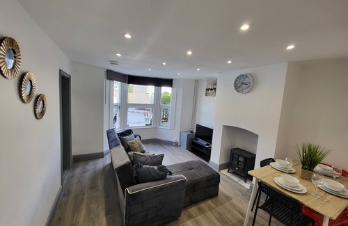 Colchester House | Vetrelax Colchester House- 4bedrooms with Parking