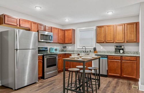 Bowling Green Apartment | Vette City! 4 Beds/4 Baths + 2 King Beds | BG, KY