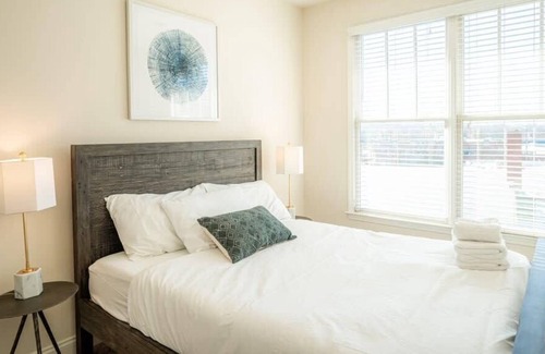 Wesley Heights Apartment | Viagem|Bright and Relaxing 2BR in Prime Location
