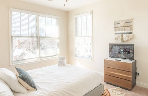 Wesley Heights Apartment | Viagem|Bright and Relaxing 2BR in Prime Location