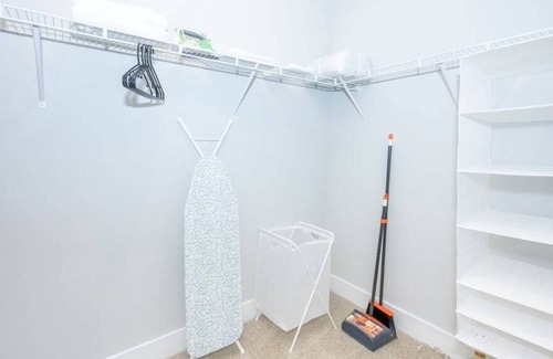 Morrisville Apartment | Viagem Charming 1BR with Gym & Pool