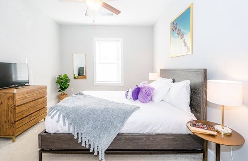 Morrisville Apartment | Viagem Stunning 2BR with Pool, Patio & Gym