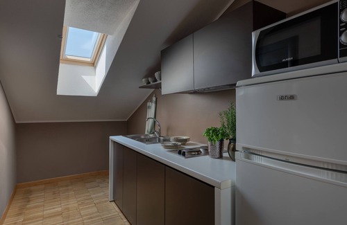Lazise Old Town House | Vialeromadodici Rooms & Apartments
