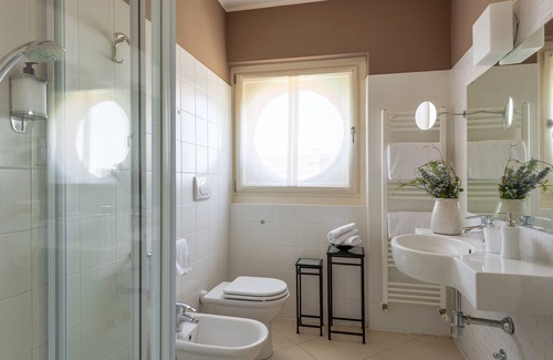 Lazise Old Town House | Vialeromadodici Rooms & Apartments