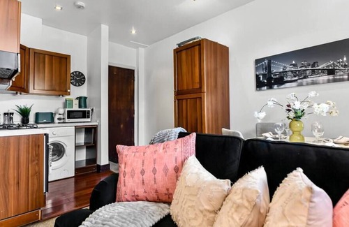 Walpole Apartment | Vibrant 1 BD Retreat - Perfect for Couples