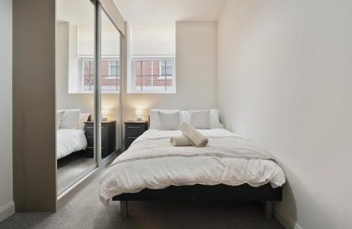Sheffield City Centre Apartment | Vibrant 1 Bed Apartment, FREE Parking, North Church St, Sheffield City Centre - Hosted by Stay Host Save