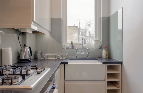 Islington Apartment | Vibrant 1 Bed Flat In Islington With Garden