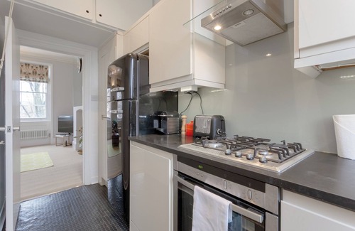Islington Apartment | Vibrant 1 Bed Flat In Islington With Garden