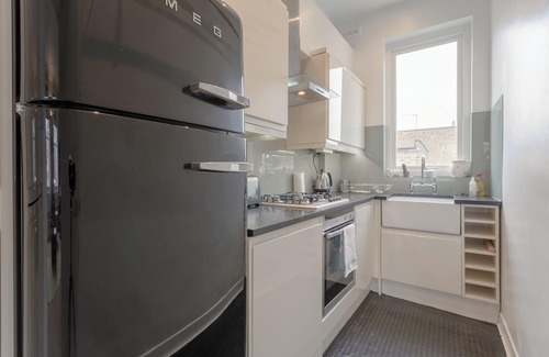 Islington Apartment | Vibrant 1 Bed Flat In Islington With Garden
