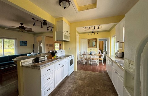 Fedhaven House | Vibrant 1936 Lakefront Hideaway