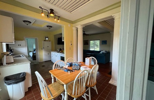 Fedhaven House | Vibrant 1936 Lakefront Hideaway