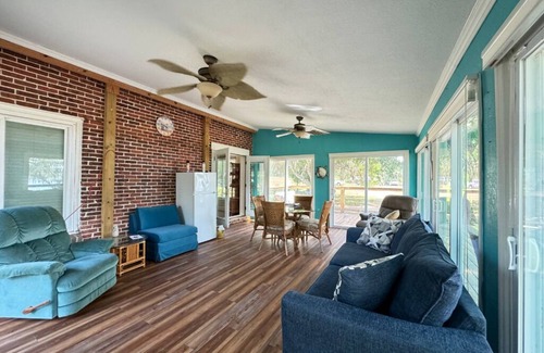 Fedhaven House | Vibrant 1936 Lakefront Hideaway