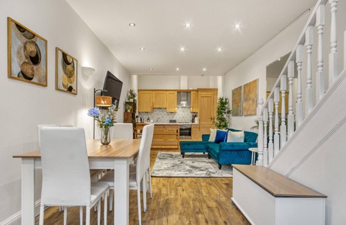 Bow Apartment | Vibrant 2-Bed by Bow