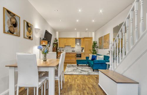 Bow Apartment | Vibrant 2-Bed by Bow