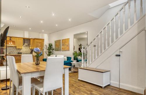 Bow Apartment | Vibrant 2-Bed by Bow