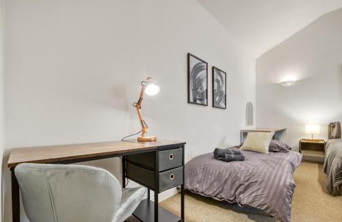 Bow Apartment | Vibrant 2-Bed by Bow