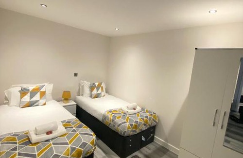 Sheldon Apartment | Vibrant 2 Bedroom Apartment - BHX Airport