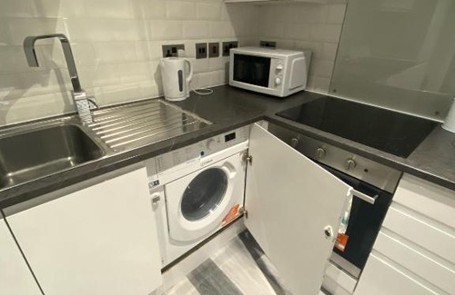 Sheldon Apartment | Vibrant 2 Bedroom Apartment - BHX Airport