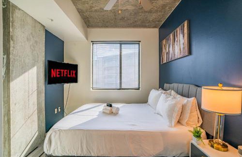 Evans Churchill Apartment | Vibrant 2BD - CDT - Gym, Pool, Parking - Sleep 8