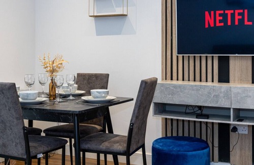 Manchester Apartment | Vibrant 2BR Apartment *Sleeps 5* *Free Parking*