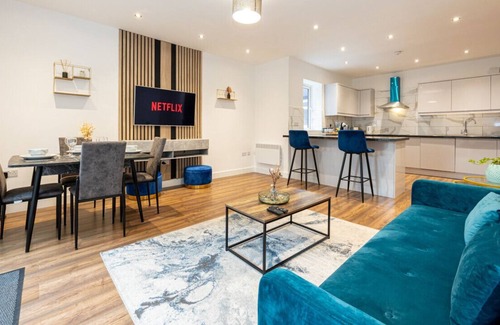 Manchester Apartment | Vibrant 2BR Apartment *Sleeps 5* *Free Parking*