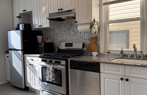 The Heights Apartment | Vibrant 3-BED Stay In Great Neighborhood Near NYC