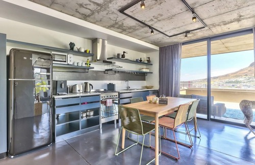 Flora Park Apartment | Vibrant 3Bedroom | Bo Kaap | Mountain and City Views