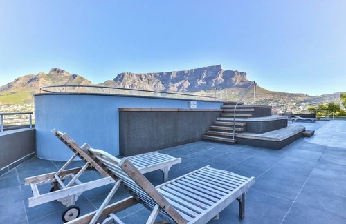 Flora Park Apartment | Vibrant 3Bedroom | Bo Kaap | Mountain and City Views