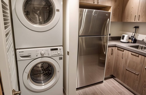 Pico-Union Hotel | Vibrant 3BR Apart-Hotel Spacious Comfort in Central Los Angeles