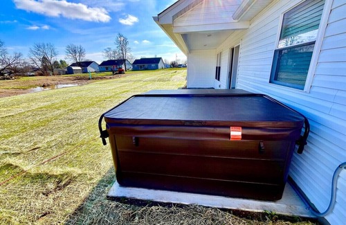 Trenton House | Vibrant 4 Bedroom Getaway with Hot Tub
