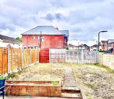 Southampton Apartment | Vibrant 4 Bedroom House With Game Area & Garden