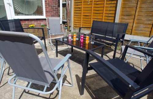 Southampton Apartment | Vibrant 4 Bedroom House With Game Area & Garden