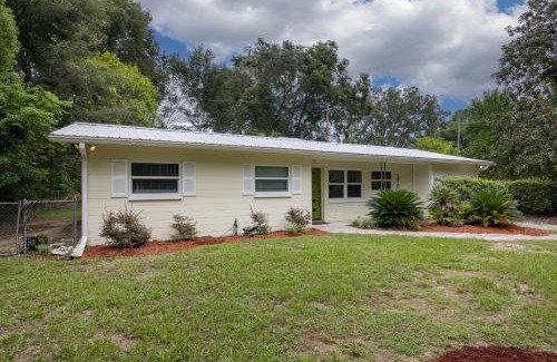 Gainesville House | Vibrant 4bd with Games & Backyard - 5 Mins to UF