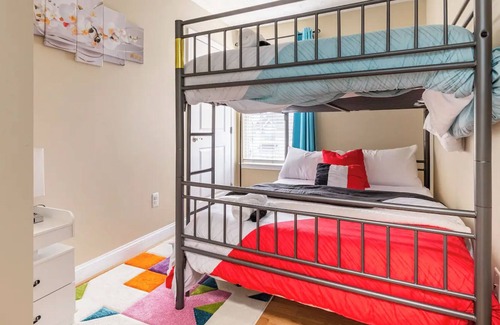 Annapolis House | Vibrant and Comfy Home in Annapolis