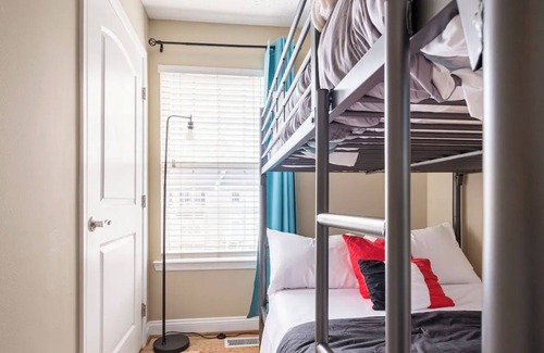 Annapolis House | Vibrant and Comfy Home in Annapolis