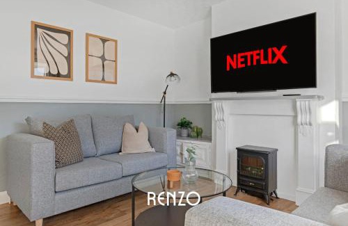 Chilwell Apartment | Vibrant and Cosy 3-Bed Home in Nottingham by Renzo, Perfect for Contractors, Free Parking!