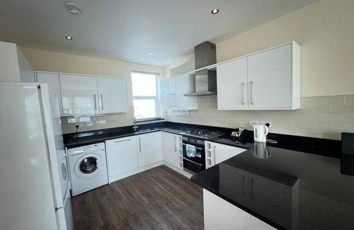 Croham Apartment | Vibrant and cozy 2bed London apartment